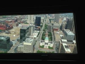 Gateway Arc'in tepesindeki pencerelerden Downtown görünümü