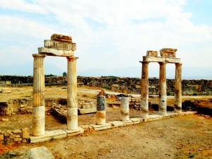 Pamukkale'de bulunan ve antik kalıntılar