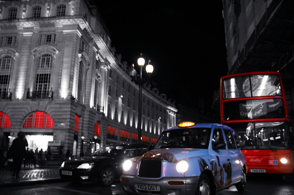 Londra'ya özgü taksi ve otobüsler