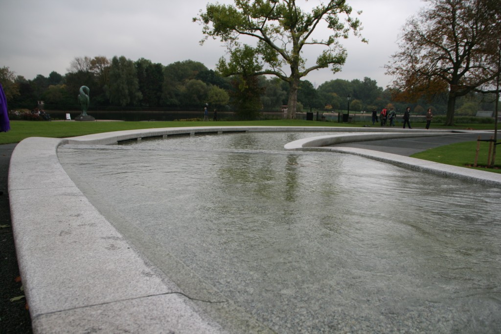 Hyde Park içinde Presnses Diana anısına yapılmış olan anıt