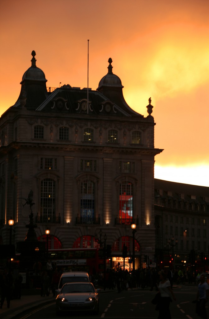 Piccadily Circus'da gün batımı
