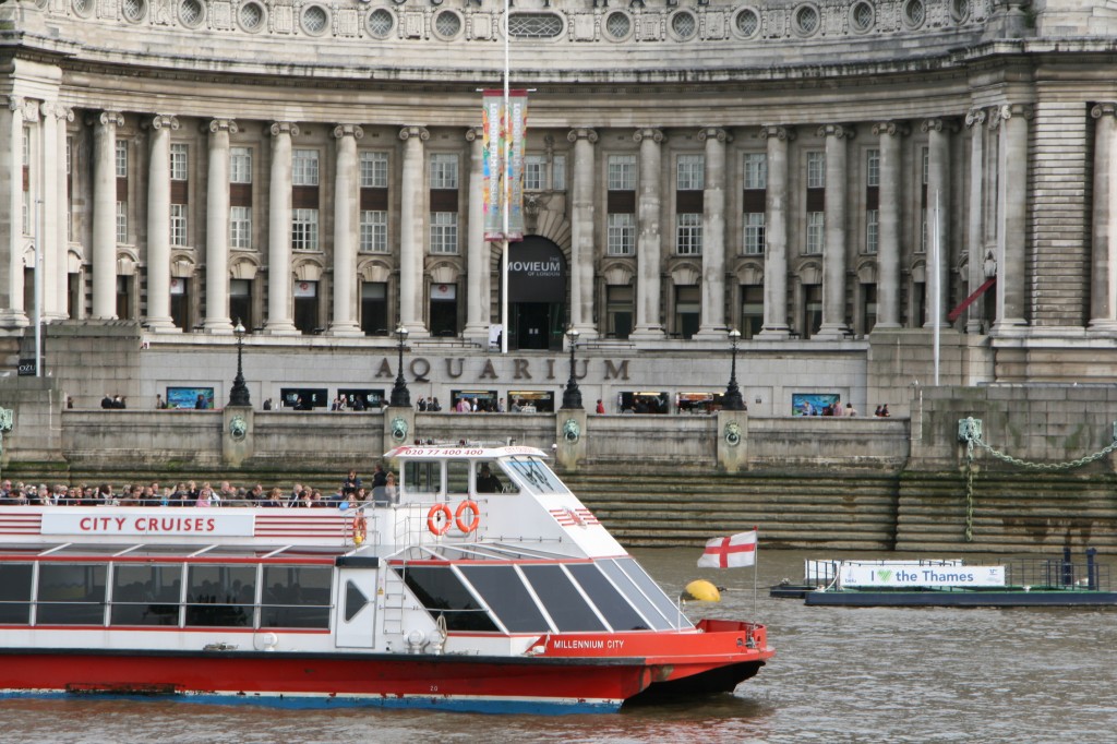 Thames nehrinde yapılan tekne turları ile şehri birde sudan görmelisiniz