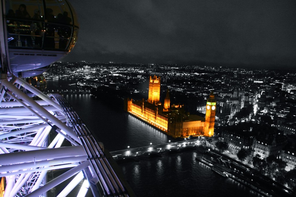 Londra'nın yeni simgelerinde London Eye adlı dönme dolap'tan yine bir başka Londra simgesi olan Big Ben ve Parlamento Binası 