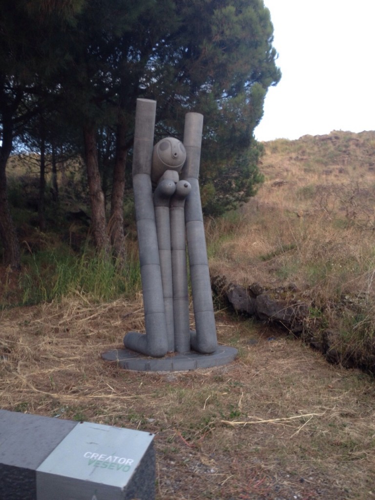Vesuv Yanardağı yolundaki heykeller