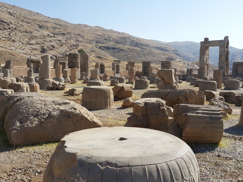 Persepolis'deki hazineler 3000 deve ile taşınıp Roma İmparatorluğuna götürülmüş... 