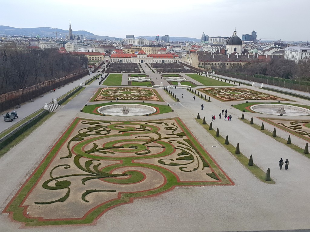 Yukarı Belvedere Sarayından aşağı sarayın görünüşü ve arka planda da şehir manzarası