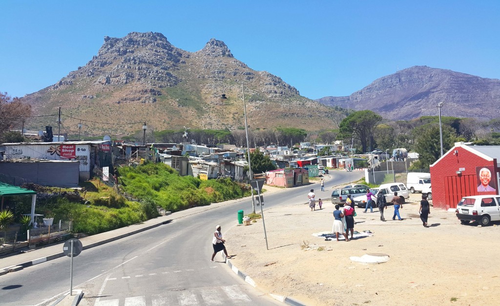 Cape Town'da zenginler kadar yoksulluk içinde yaşayanlar da var. Imizamo adlı bölge bu en yoksulların yaşadığı yerlerden...
